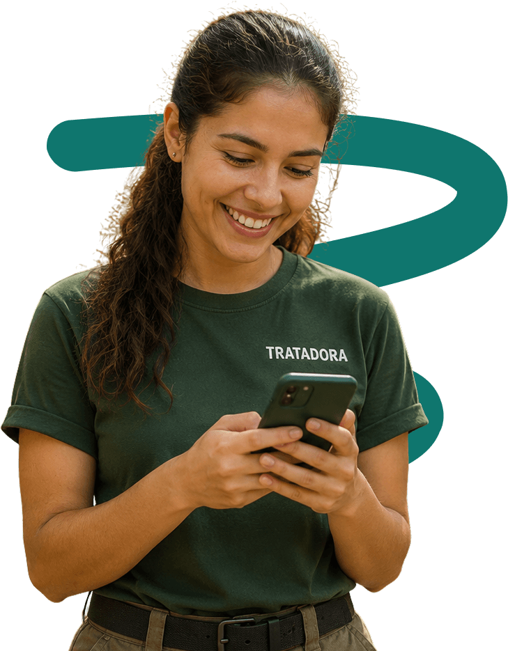 Tratadora consultando informações no celular